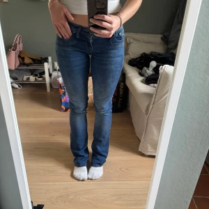 LTB jeans bootcut  - Säljer mina jeans då jag inte använder dem. Endast använda några gånger. De är i modellen ”valerie”. ❤️jag är 168 cm och de når till golvet på mig. 