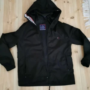 Tommy Hilfiger jacka  - Tommy hilfiger jacka ny köpt dunjacka storlek s jättebra jacka och billig jackan har nfc qr kod priset kan diskuteras 