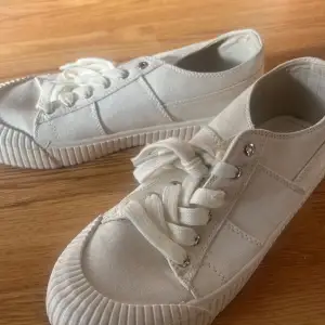 Alldeless nya vita sneakers. Storlek 39, skick är utmärkt då de aldrig använts😁