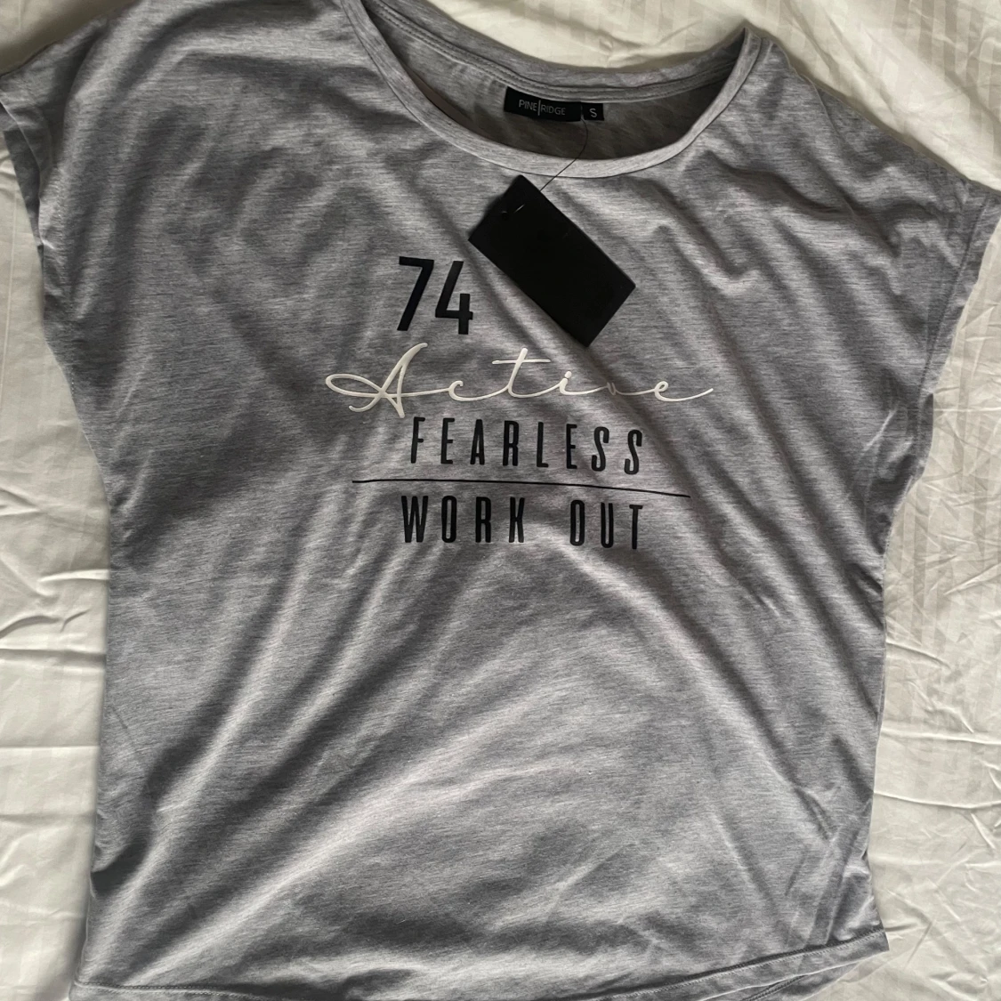 Oanvänd grå tränings t-shirt