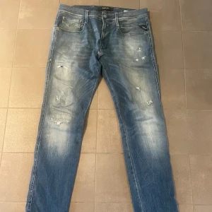 Replay Jeans - Tjena, jag säljer ett par replay annars med sjukt snygga fades. Dem är i bra skick och i storlek 33 men passar 32. Hör av er om ni har frågor