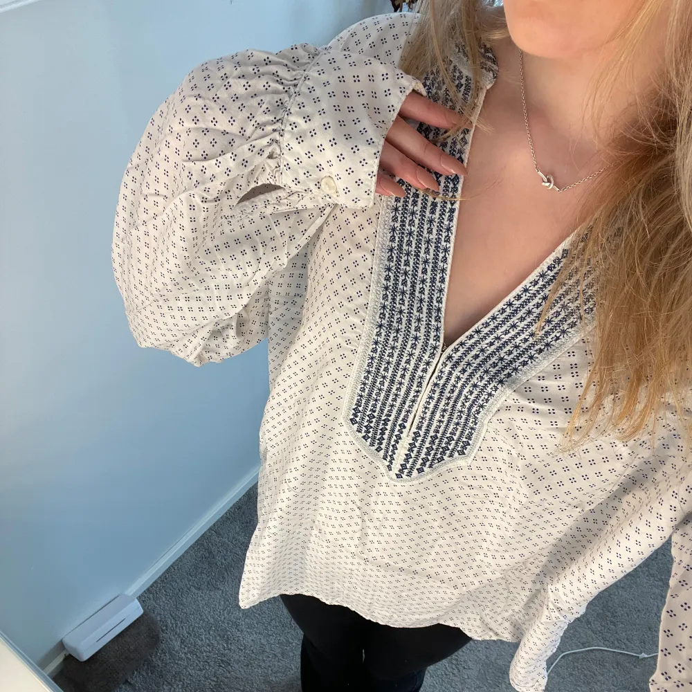 Jätte söt blus med blåa detaljer. Från HM och är i storlek 44, funkar för alla under storlek 44 om man vill ha en lite mer oversized blus (jätte fin oavsett)🩷. Blusar.