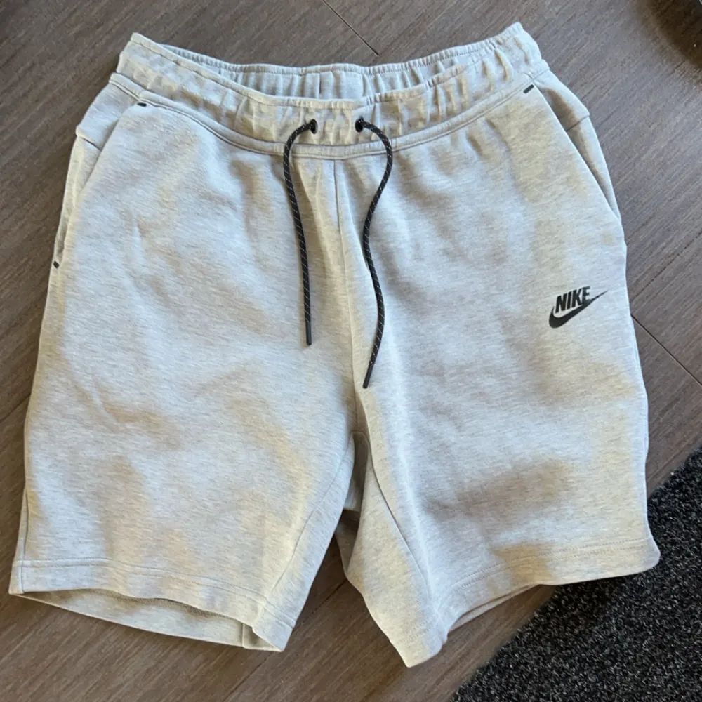 Säljer mina Nike tech short som är 10/10 i skick, inga märken eller konstigheter, precis som nya, nytt pris 600kr mitt 200kr. Shorts.