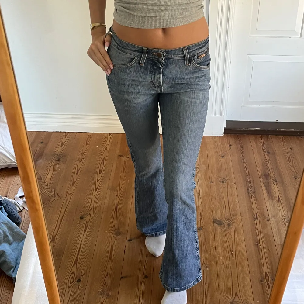 Midjemått( rätt över): 38cm  Inerbenslängd: 77cm   Köp dem via ”KÖP NU” eller Swish  Modellen är 170 cm, dragkedjan har tappat den man drar i men inget som gör så man inte kan dra upp dragkedjan 💕. Jeans & Byxor.