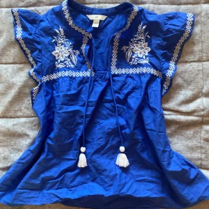 Blå blus💙💐 - En jättefin blus med broderade blommor på vardera sida💙 Går inte att få tag på i butik längre⚠️