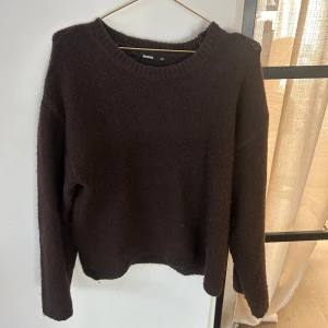 Stickad brun tröja - En brun stickad tröja från Bik bok i storlek xs i fint skick, andvänd en gång.  