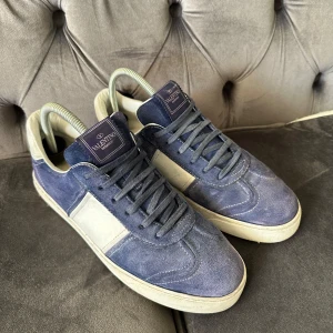 Valentino Flycrew Skor - Säljer dessa sjukt feta och ovanliga blåa Valentino Flycrews | Storlek 40,5 Passar upp till 42 | Skick 7/10, en tvätt så blir dem som nya 🙌 |1 nit borta | Hör av dig för fler bilder eller om du har någon fundering