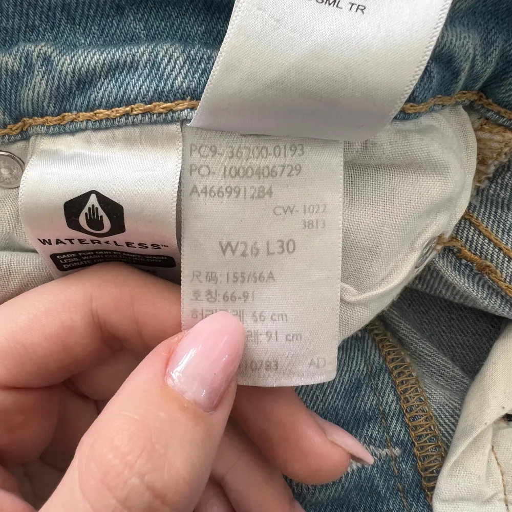 🩵 Säljer ett par ljus blå Levi’s 501 Jeans, skulle säga mid waist, i storlek W26 L30. Nypris 1 249kr. De är i bra skick men ett litet hål på vänstra framsida ben, men det passar jeansen och ser ut som att det ska vara så!😍Syns knappt något!!  . Jeans & Byxor.