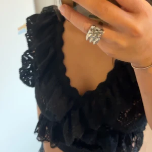 Zara volangtopp  - Svart stickad volangtopp från zara i storlek s. Skriv vid intresse eller tryck på köp direkt💕