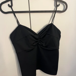 Tubtopp - Säljer en Tubtopp ifrån Bikbok, stl s. Hör av er vid funderingar!