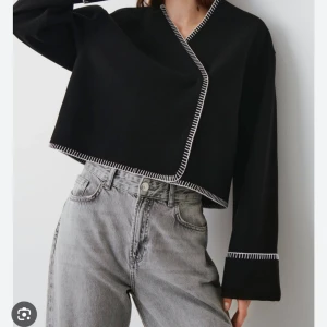 Kofta ginatricot  - Ginatricot kofta, svart med vita sömmar 