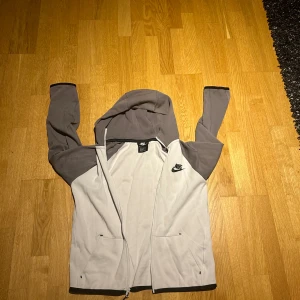 Nike zip hoodie - Storlek 158-170cm , säljer då ja har växt ut den, bra skick skriv om ni vill ha fler bilder 
