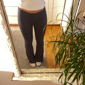 Yogapants - Ett par yogapants från Gina tricot i en mörkgrå färg. De är i storlek m men på mig som bär s i vanliga fall sitter de bra. En aning lösa. Lite långa på mig som är 163💕💕