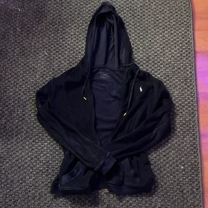 Ralph Lauren tröja ( Marinblå ) - En fin Ralph lauren tröja i färgen marin blå. Köpt från sellpy och endast använd 1-2 gånger. Det är ett lite mer strävare material men de ska det vara💕 Dm om intresse🙏🏻 Priset kan även diskuteras