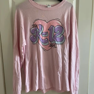 Melanie Martinez merch - Säljer min K-12 tour tröja jag köpte när Melanie Martinez var i sverige, säljer pga jag aldrig använt den och den ligger bara i garderoben 😢 (därav att den är så skrynklig men de går ju såklart att fixa)