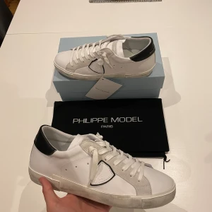 Philippe Model skor  - Tjena, säljer nu mina helt nya Philippe Model eftersom de inte passade i storleken. Priset är inte hugget i sten och kan diskuteras! Skriv gärna vid funderingar🤩💭