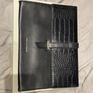 Datorväska - Superfin datorväska från ideal of sweden. Endast använd ett fåtal gånger, kartong finns kvar. Nypris 1299. Passar min dator som är 290 × 204 × 20 mm