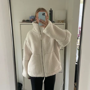Vit teddyjacka med dragkedja - Säljer denna supersnygga och supermysiga vita teddyjackan i storlek M. Perfekt för höst och vinter! Helt slutsåld både i butik men också online. Prislappen kvar, endast testad!💕pris går att diskutera vid snabb affär!