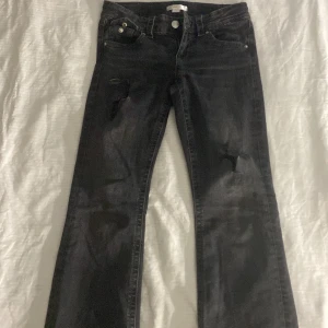 Svarta jeans med hål  - Super fina jeans från Gina  med håll skriv för fler bilder och om du är intresserad ❤️storlek 152