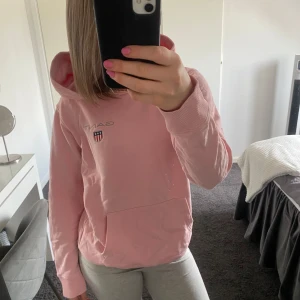 Gant Hoodie  - Använd flera gånger men fortfarande i väldigt bra skick Pris kan diskuteras💕