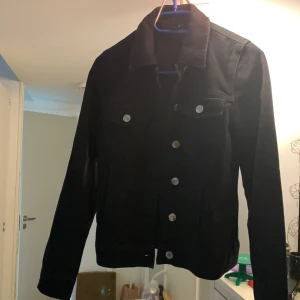 Svart jeansjacka veromoda  - Jättebra skick, svart jacka i denim från veromoda. Storlek xs 