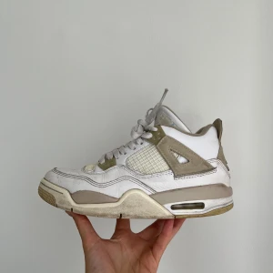 Jordan 4 - Jordan 4 Sand i storlek 38. Har råkat slänga orginalsulan så har lagt i en annan. Har varken kvar kvitto eller låda tyvärr så därav lägre pris. 