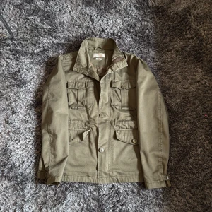 Field jacka - Säljer denna feta field jackan från These Glory Days 🙌 Jackan är i storlek L och i 10/10 skick 🤩 Passar perfekt nu till hösten 🤝