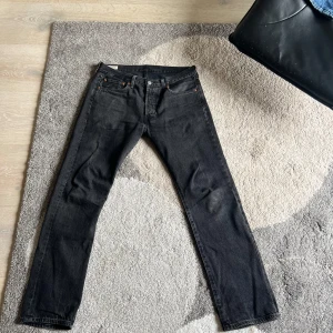 Jeans levis 501 - Säljer ett par Levis 501, 33/32. Skicket är bra men lite använda 
