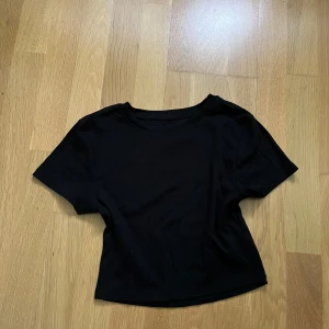 Svart crop top - Jättebra skick. Nästan aldrig använd. 