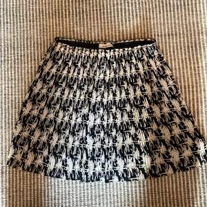 Selling my super nice Samsoe Samsoe skirt. I have rarely used it because unfortunately it’s a bit too big for me. 