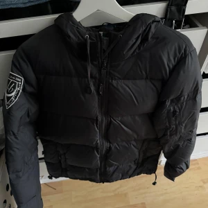 D.brand - Säljer nu min fina d.brand jacka då jag har köpt en ny vinterjacka. Använd men är i ett gott skick. Fler bilder eller frågor kan tas privat. ☺️🤍