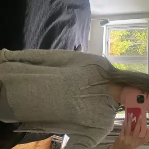 Grå stickad hoodie från h&m med slits på sidan, inga defekter