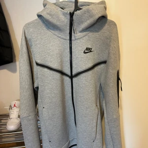Nike Tech Fleece - Nyskick, aldrig använd. (Nypris 1399 kr)
