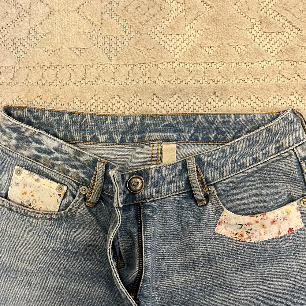 Utsvängda jeans köpta second hand med fina lappar! Materialet är i bra kvalitet och jag har aldrig använt de då de är för små tyvärr.  Midja: ca 36 cm (x2) Längd: ca 102 cm Innerben: ca 80 cm Höjd från gren: ca 21 cm Bredden vid fot: ca 27 cm. Jeans & Byxor.