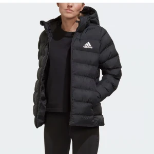 Höstjacka - Svart höstjacka som är lite tunnare, passar bra på höst och vår. Säljer den för att den inte är min stil längre💗kan fixa bilder hur den sitter på om det önskas🌸