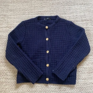 Mango kofta - Säljer denna koftan då den jag inte använder den så mycket längre💗 den är i jättebra skick och superfin! Hör av dig om du undrar nåt