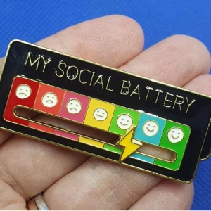 Pin - Ställ in och visa ditt sociala batteri för dagen 6 × 2.5 cm - Här är en pin där du kan ställa in och visa dagens sociala batteri. Mått på denna är: 6 × 2.5 cm