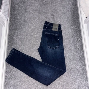 Replay jeans - Ett par riktigt snygga Replay byxor med perfekt tvätt nu inför hösten. W28 L32. Jeansen är i superfint skick med inga defekter överhuvudtaget. Pris:499, skriv vid intresse!