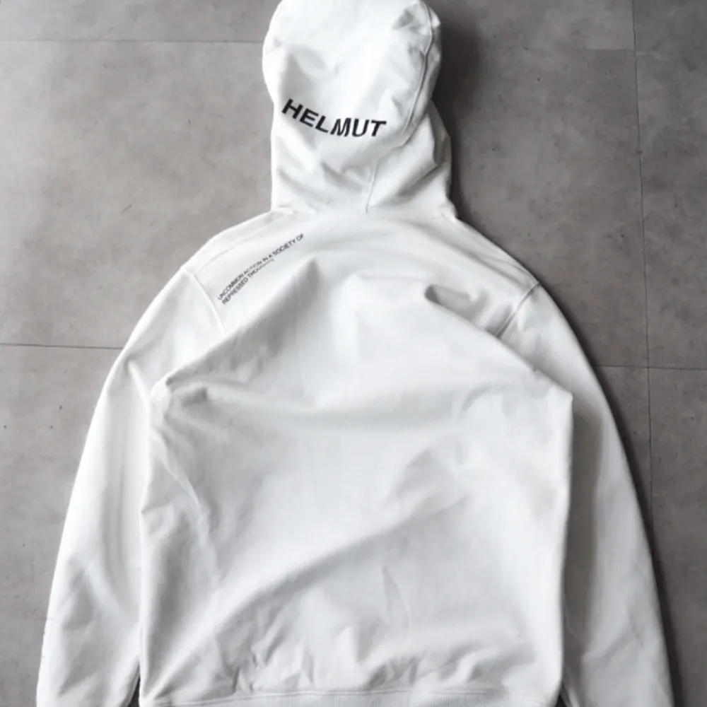 En helmut lang hoodie jag knappt har använt, storlek M/S vit utan några defekter . Hoodies.