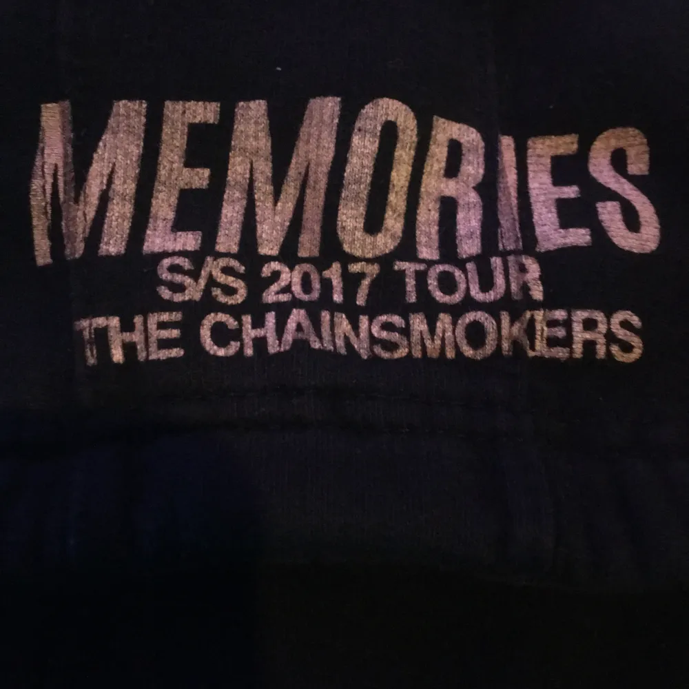 En hoodie köpt på Chainsmokers 2017 tour. Hoodies.