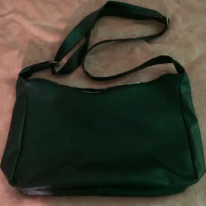 Väska - En fin svart axelväska som funkar för skolan och vardagliga tillfällen. Håller upp till 3 böcker skulle jag gissa på. Om man har en liten dator så passar den nog också. 