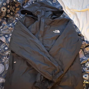 The North Face Windbreaker/Vindjacka - Säljer min North Face Vindjacka för att jag har skaffat en ny den är i bra skick men lite skrynklig men det går att fixa, jag köpte den i mitten av augusti och har använt den ungefär 10 gånger. Tveka inte på att ställa frågor priset är inte       🪨⛏️