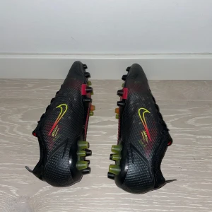 Nike Mercurial Vapor 14 Elite AG Black x Prims - Säljer nu dessa fräscha fotbolls skor| skorna är i super fint skick 9,5/10| storlek 43| dobbarna är konstgräs| nypris~2000kr mitt pris 1000kr| hör av er vid intresse.