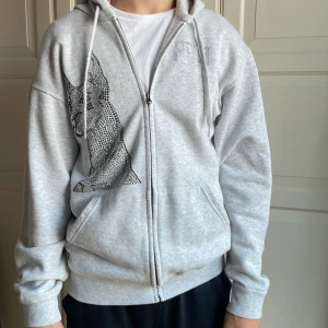 Bvaldi hoodie - Sparsamt använd, hel och ren. Nypris 1099kr. Säljes för 600kr eller högstbjudande  Kommer från rök- och djurfritt hem