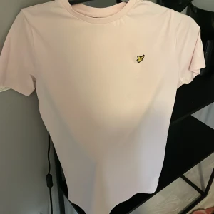 T-shirt - Använd fåtal gånger, i mycket bra skick.I stolek S (14-15) Skriv för mer information. 