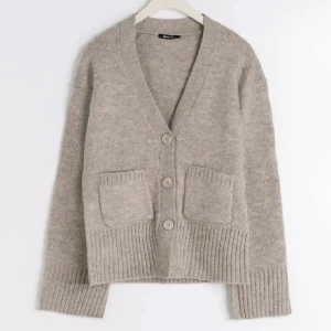 Gina kofta - Säljer den här jätte fina ginatricot koftan i beige. Helt slutsåld på hemsidan 🥰🥰🥰🥰🩵🩵 storlek M men sitter bra på mig som oftast bär xs/s