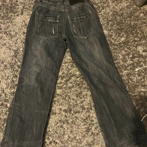 Grå Jeans - Säljer ett par mörkgrå/svarta Cope jeans.  Använt ett par få tal gånger, I väldigt bra skick.