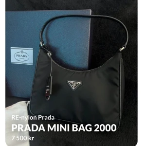 Re-Nylon Prada Re-Edition 2000 mini-bag - Re-Nylon Prada Re-Edition 2000 mini-bag 🖤  Kvitto & äkthetsintyg finns! 🖤 Aldrig använd, orginalbox & dustbag ingår!  Nypris - 11 500kr   Höjd: 17 cm Bredd: 22 cm Längd: 6 cm