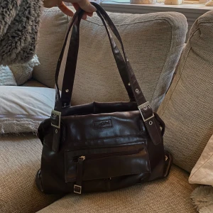Vintage väska - Världens finaste väska men använder inte längre. Är vintage men helt i nyskick inte ett enda märka i skinnet. Snyggaste modellen på väska! Färgen är ursnygg brun/mörkmörklila och svart☀️🫶🏻  Vintage väska