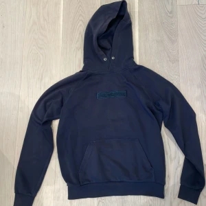 Peak Performance Hoodie - Säljer en Peak Performance hoodie i bra skick. Storlek M men passar för storlek S. Köpt för 799 men haft ett tag så säljs för endats 179. Inga defekter. Hör av er vid funderingar.